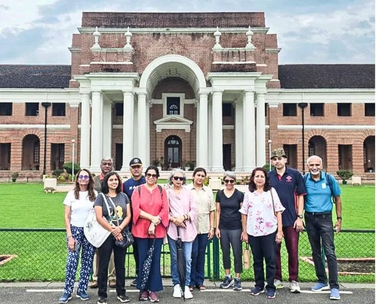 Walkers in front of the colonnaded entrance of the Forest Research Institute